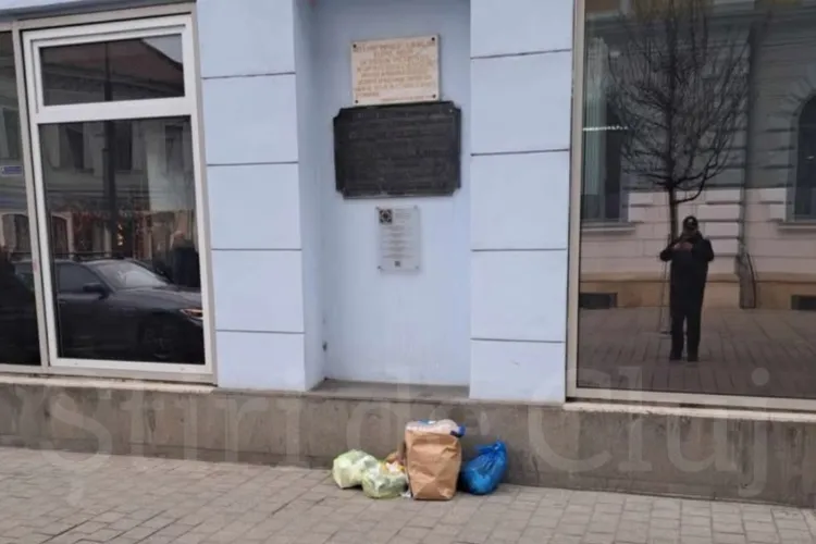 Nesimțire de zile mari la Cluj! Pungi pline cu gunoi, lăsate în fața unui monument istoric din oraș - FOTO