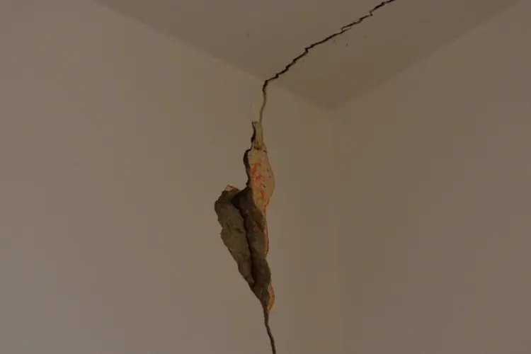 Pereții unui bloc din Cluj, distruși din cauza cauza trepidațiilor generate de un limitator de viteză! Au fost afectate și țevile de gaz: ,,Ca un cutremur