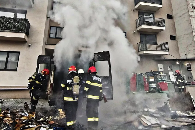 Incendiu PUTERNIC pe o stradă din Cluj! O autoutilitară plină de cartoane s-a făcut scrum. Pompierii au intervenit de urgență - FOTO