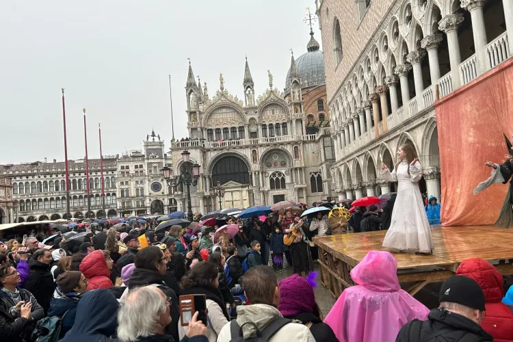 Actori clujeni, pe scenă la CELEBRUL Carnaval de la Veneția! În ce super spectacol vor juca - FOTO 