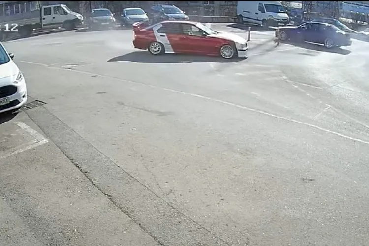 Doi șoferi fac drifturi periculoase într-o intersecție din Cluj-Napoca: S-au crezut în „Fast and Furious” de Cluj VIDEO 