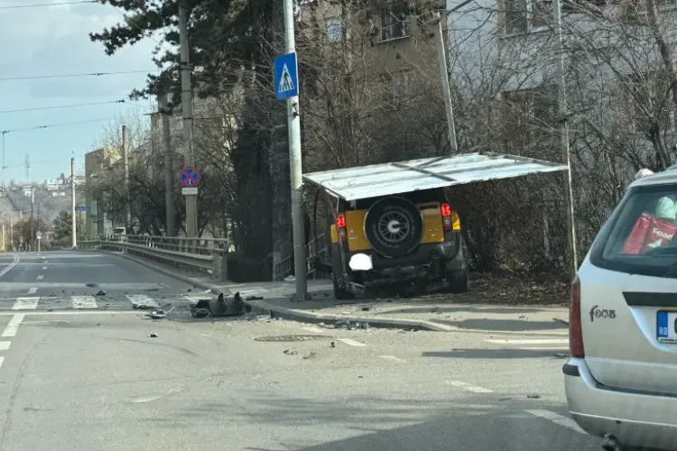 Accident pe strada Plopilor din Cluj-Napoca! O femeie a fost transportată la spital/Un semafor s-a făcut praf în urma impactului - VIDEO 