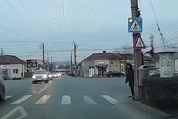 Avertismentul unui șofer care era să lovească un pieton, pe o stradă din Cluj, din cauza unui stâlp: ,,Să se asigure că îi putem observa