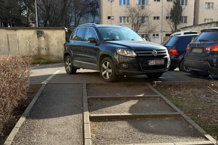 Parcare sfidătoare în Cluj! Un șofer și-a lăsat mașina într-un loc complet nepotrivit: „Nesimțirea e la cote maxime”