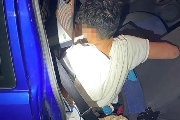 La Cluj, frica e mai puternică decât iubirea: Un clujean fără permis a uitat de iubită și s-a ascuns pe bancheta din spate ca să scape de poliție