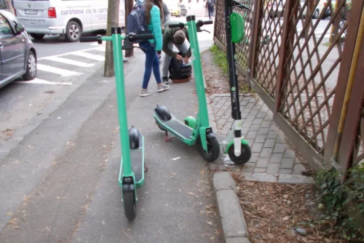  La Cluj, trotuarul NU este al pietonilor! Pe lângă mașinile parcate abuziv, acum trecătorii trebuie să facă slalom și printre trotinetele electrice