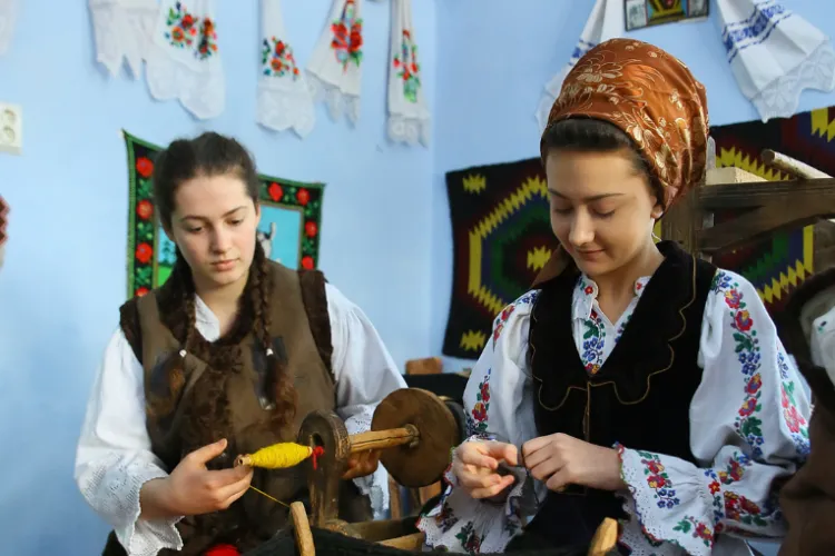 Cum își arătau tinerii din satele din Cluj dragostea, pe vremea când nu exista Valentine’s Day: ,,Fata trebuia să stea la sărutat, de-i plăcea, de nu”