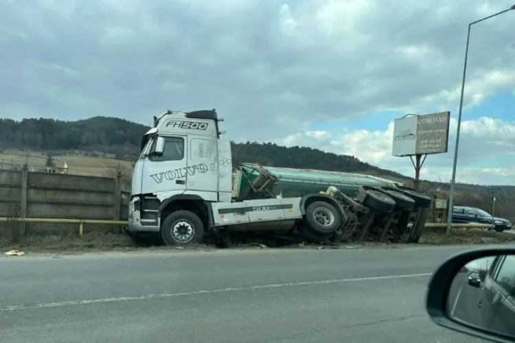 Cluj : Două camioane s-au ciocnit. Unul dintre ele s-a răsturnat FOTO