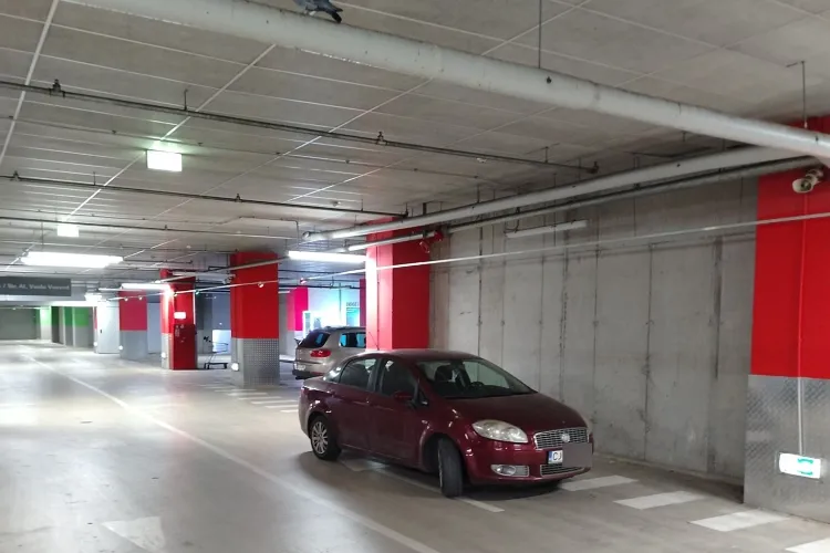 Parcarea era goală, dar clujeanul tot pe „trotuar” și-a lăsat mașina: „Acolo i s-a terminat benzina. În ușa mall-ului, evident!”