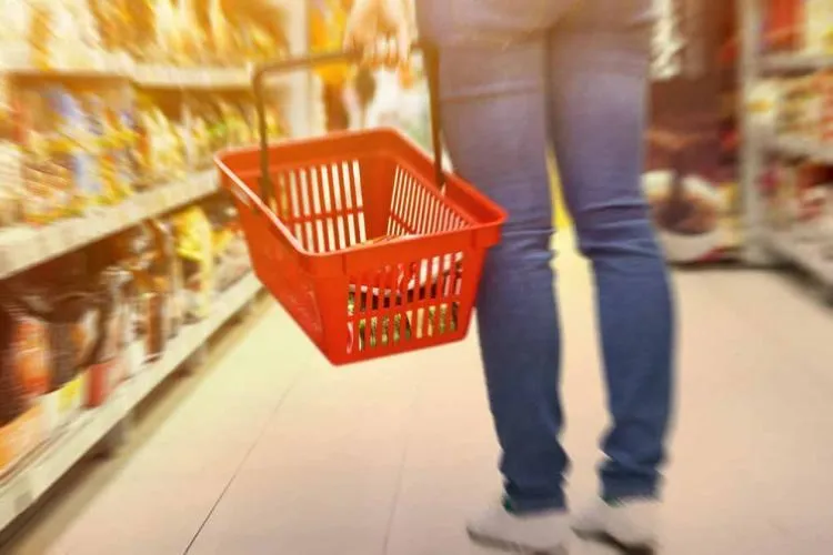 Scumpiri peste scumpiri! Plătim mai mult pentru aproape orice! Produsele de bază devin un lux pentru români în 2025