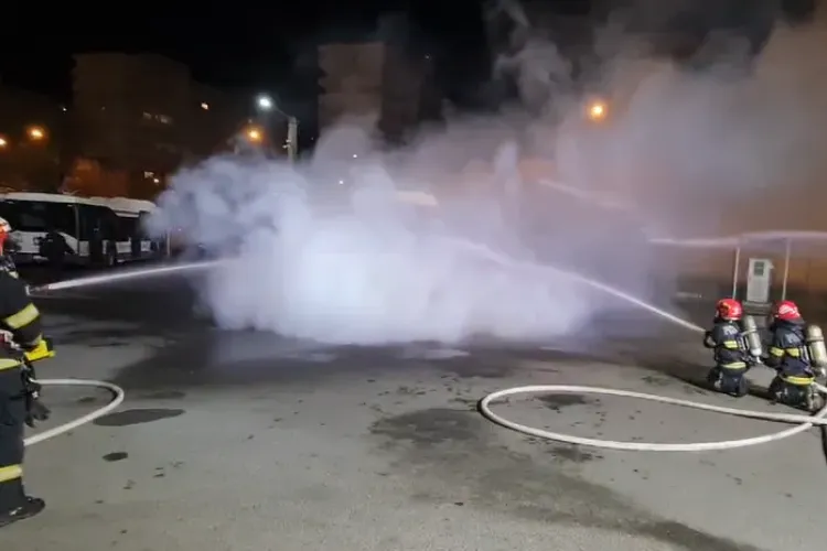 Bateriile unui autobuz CTP Cluj s-au supraîncălzit și au început să fumege PUTERNIC, în Grigorescu! Pompierii au intervenit cu 5 autospeciale - FOTO/VIDEO 