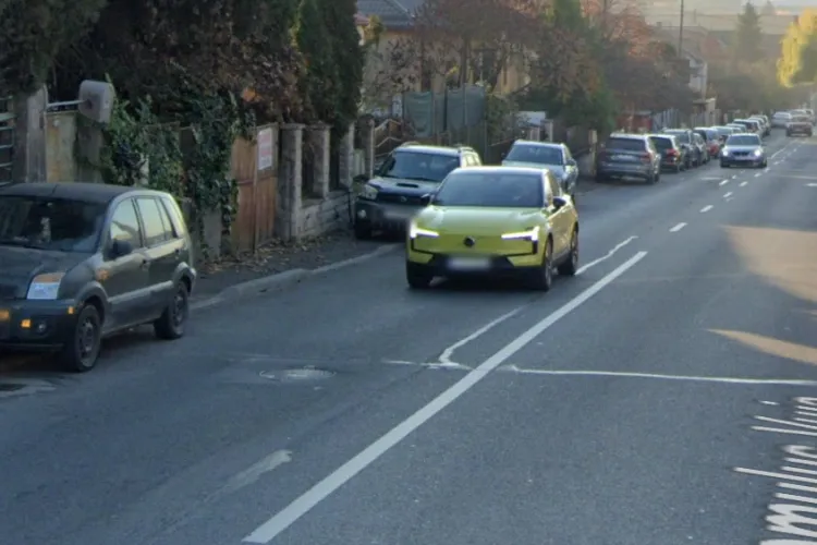 Străzile din Cluj-Napoca, un coșmar pentru pietoni: trotuarele ocupate de mașini pun în pericol mamele și persoanele cu dizabilități