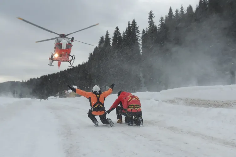 Tragedie pe munte! O persoană a fost găsită fără viață, iar zeci de oameni au fost transportați de urgență la spital