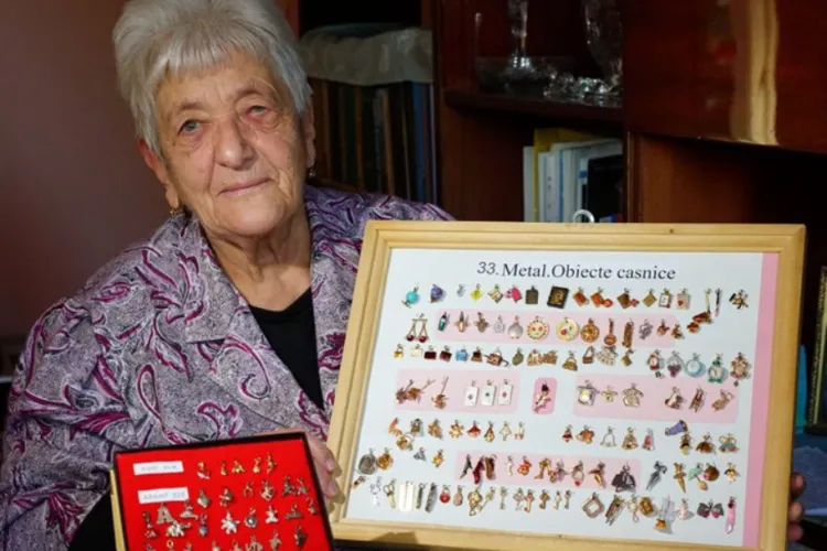 Cea mai mare colecție de mărțișoare din România, cumpărată de Muzeul Etnografic al Transilvaniei! O bunicuță din Cluj le-a adunat timp de 50 de ani