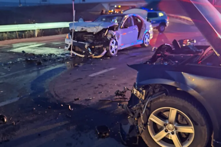 Accident, în urmă cu puține momente, la Cluj! Două persoane au fost transportate de urgență la spital FOTO