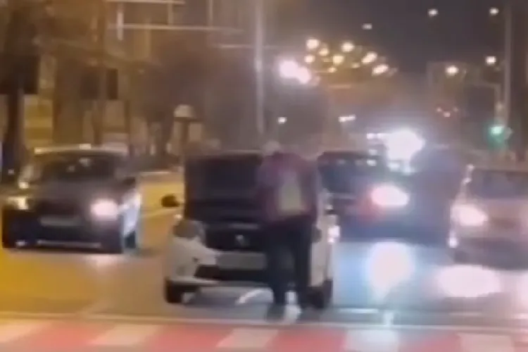 Taximetriștii fac legea în traficul din Cluj. Un taximetrist clujean a oprit în mijlocul drumului să-și verifice mașina și i-a zăpăcit pe șoferi - VIDEO