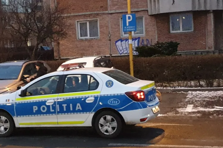 Dezmăț total în fața unui bloc din Cluj! Un tânăr a primit o amendă usturătoare, după ce a dat o petrecere în aer liber