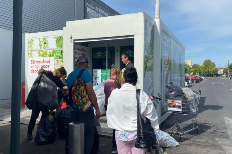 Centrele de reciclare din Cluj, acaparate de către oamenii străzii. Clujenii cer măsuri urgente: „Chiar nu se poate face nimic?”