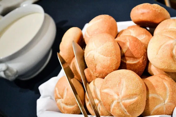 Nu mai există bun simț: un clujean a scăpat chifla pe jos și a pus-o înapoi pe raft. „Nu vrei să o lingă înainte?”