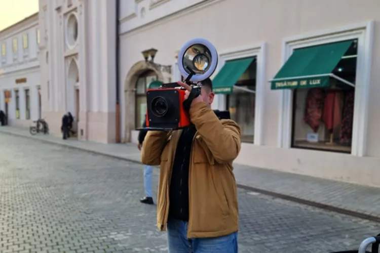 Povestea impresionantă a unui adolescent de 15 ani, fugit din calea războiului, ce aduce bucurie ardelenilor: „Nu cere nimic. Doar oferă amintiri”