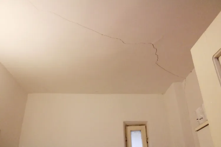 ,,Fisuri în pereți sau tavane” - Probleme serioase pe o stradă din Cluj, din cauza traficului intens. Clujenii spun că autobasculantele circulă ca la curse