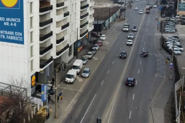 Șoferii clujeni nu mai au rușine: În loc să își lase mașinile în parcare, blochează o bandă a străzii
