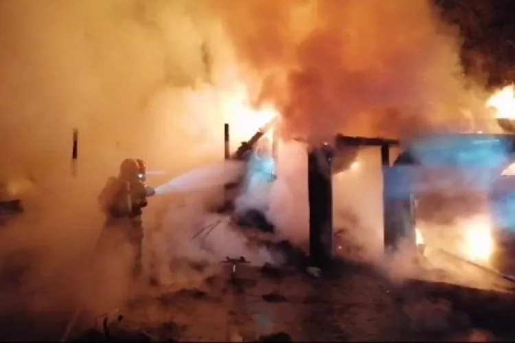 Cluj: Un incendiu a cuprins mai multe locuințe improvizate. Pompierii îndepărtează buteliile pentru a evita o explozie