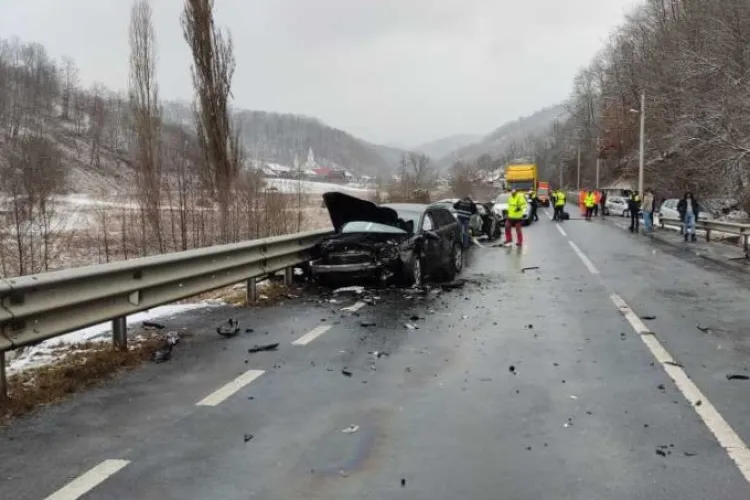 Accident grav între două mașini! Un copil și două femei au fost transportate de urgență la spital 