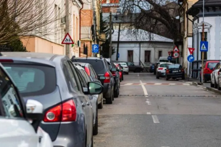 Trotuarele din Cluj, blocate complet de mașini! Pietonii, obligați să meargă pe carosabil: „E imposibil de plimbat copilul în cărucior”