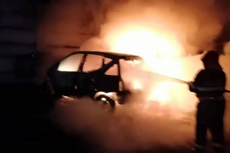 Incident neobișnuit la Cluj. Un autoturism parcat, distrus de un incendiu. De la ce a pornit focul FOTO