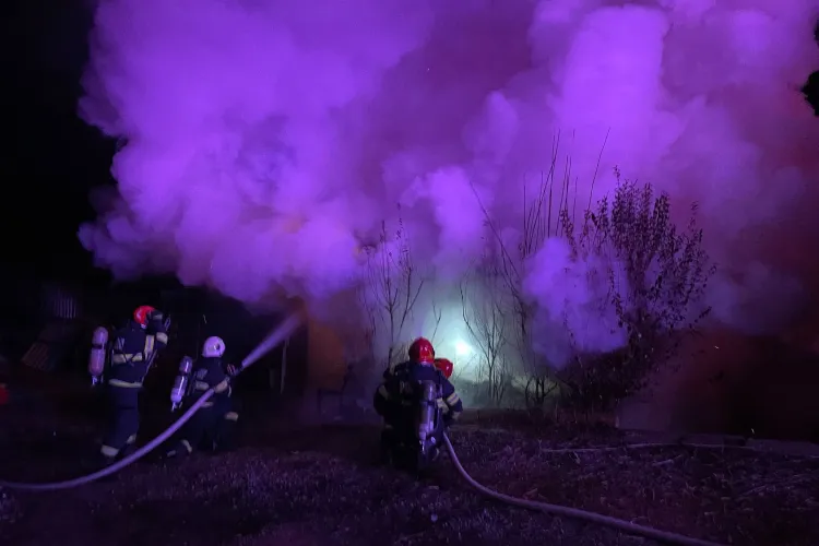 Incendiu în Cluj-Napoca. Arde o casă de pe strada Soporului. Cauza probabilă este mâncarea uitată pe foc FOTO