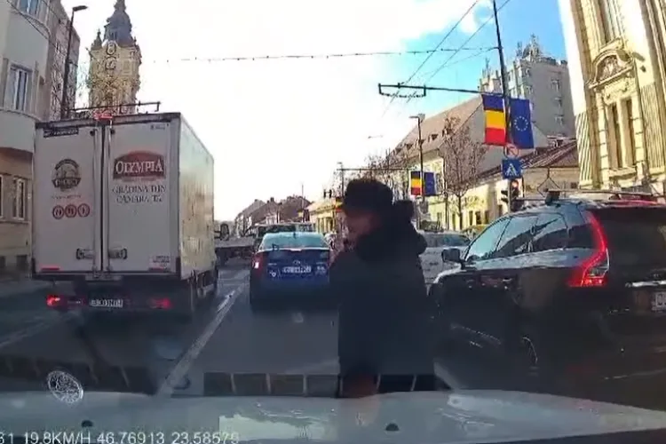 Pietoni kamikaze pe drumurile din Cluj! Șofer, la un pas să lovească o bătrânică care i-a ieșit în față de nicăieri: ,,Se cred nemuritori” - VIDEO