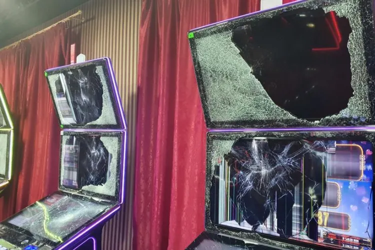 Răzbunarea unui dependent de păcănele din Cluj! A făcut ravagii în PATRU săli de jocuri de noroc / După ce pierdea toți banii, își vărsa amarul pe aparate