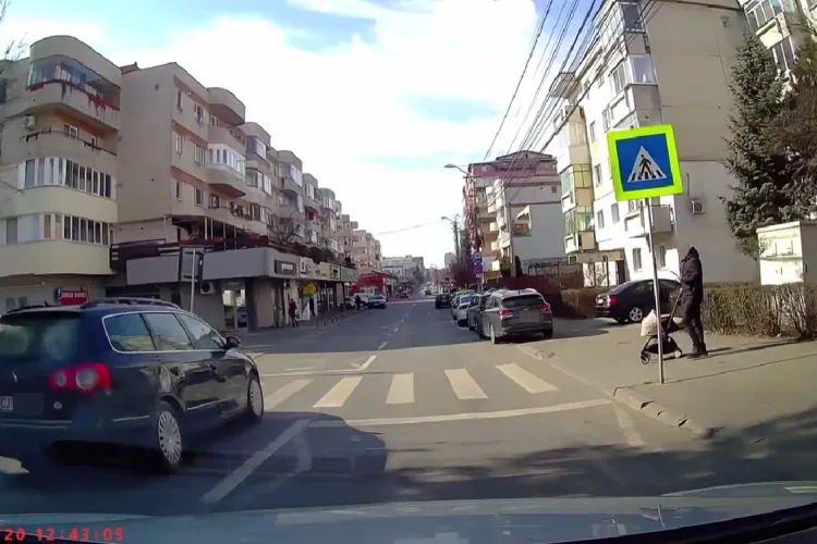 Inconștiență la volan! Șofer clujean „grăbit”, la un pas de tragedie pe trecerea de pietoni VIDEO
