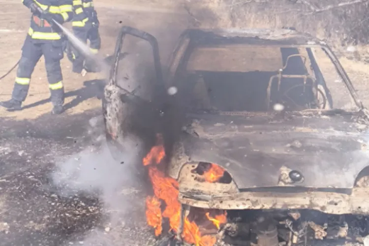 Incendiu în Florești! O mașină a fost distrusă complet de flăcări. Pompierii ISU Cluj au intervenit de urgență - FOTO