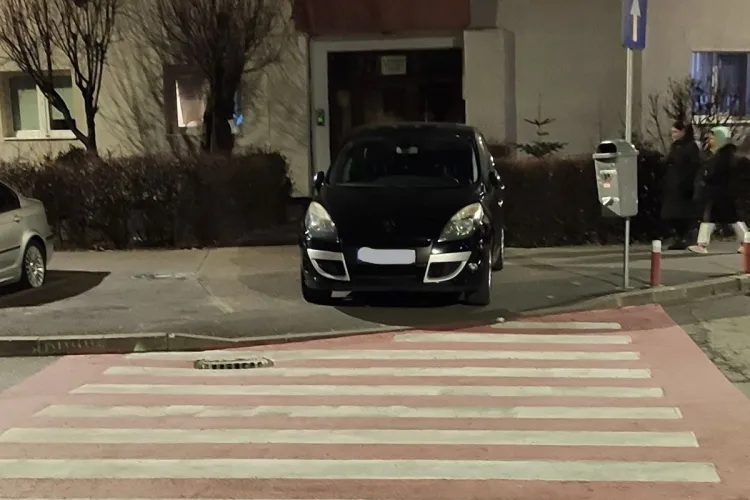 În Cluj orice este posibil! Un șofer a ales un loc „strategic” pentru a-și parca mașina: „ Bine că nu-i BMW”