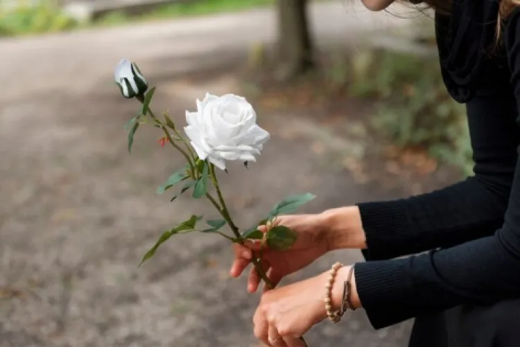 Ajutorul de înmormântare a fost majorat cu 1000 de lei.  Care e suma pe care o primește familia unui decedat în 2025