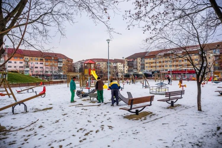 Bătaie într-un loc de joacă din Cluj! Un bărbat își acuză adversarul că l-a călcat cu roata mașinii pe picior / Scandalul a început cu un gest banal