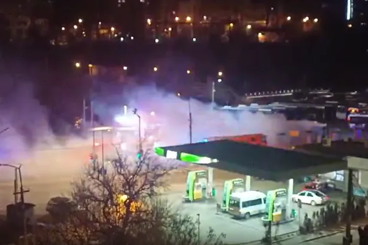 Alertă la garajul CTP Cluj, în capăt la Grigorescu! Fumul dens de la un autobuz, vizibil de la distanță, a creat panică la miezul nopții VIDEO