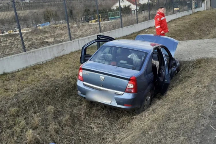 Accident grav în Cluj! O șoferiță a ieșit cu mașina în decor și a rămas blocată în autoturism. Forțele de intervenție au extras-o cu dificultate FOTO