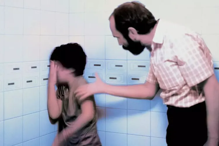 Cluj: Băiat de 15 ani, snopit în bătaie de tatăl vitreg! Agresorul n-a acceptat că i-a dispărut țuica de pe masă / Mama minorului, martoră la incident