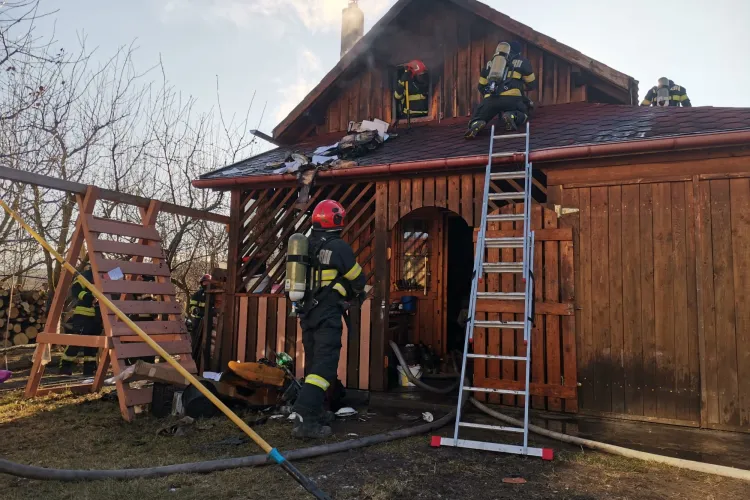 Incendiu puternic la Cluj-Napoca! O casă a fost cuprinsă de flăcări. Pompierii s-au luptat ca focul să nu se extindă