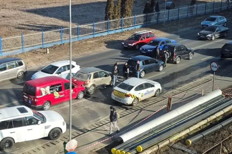 Accident cu patru mașini în Florești: Un copil și un tânăr de 20 de ani, transportați de urgență la spital! Unul dintre șoferi avea 89 de ani
