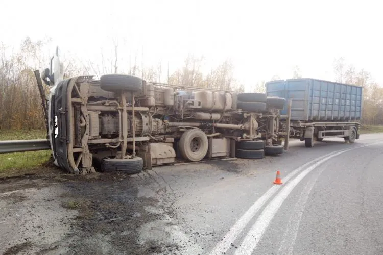 Autocamion răsturnat pe DN1C, în Cluj! Un sens de circulație este complet blocat. Trafic îngreunat în zonă