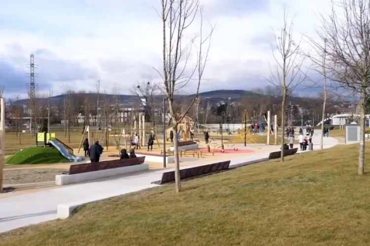 Pericol la intrarea într-un parc din Cluj! Clujenii cer măsuri urgente pentru siguranța copiilor: „Este nevoie de o schimbare”