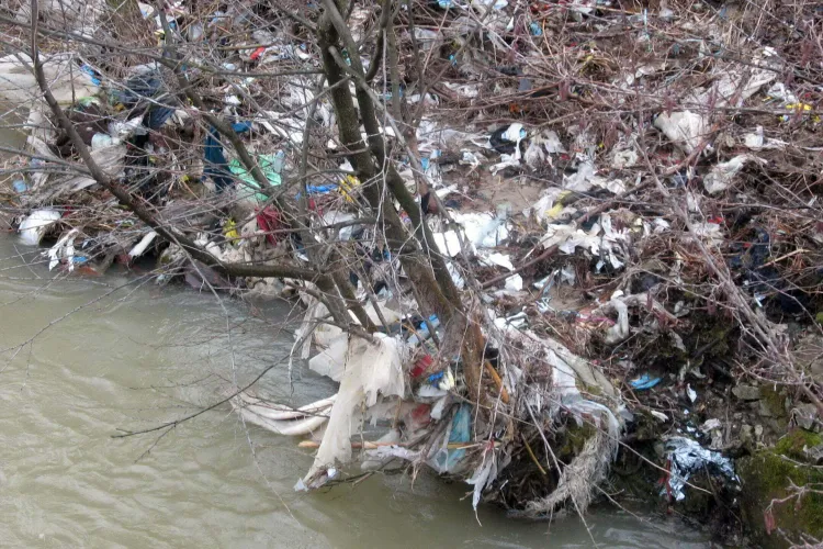 Malurile Someșului, transformate în groapa de gunoi a Clujului? Un locuitor din Iris trage un semnal de alarmă: „Am curățat și după 2 săptămâni era la loc”