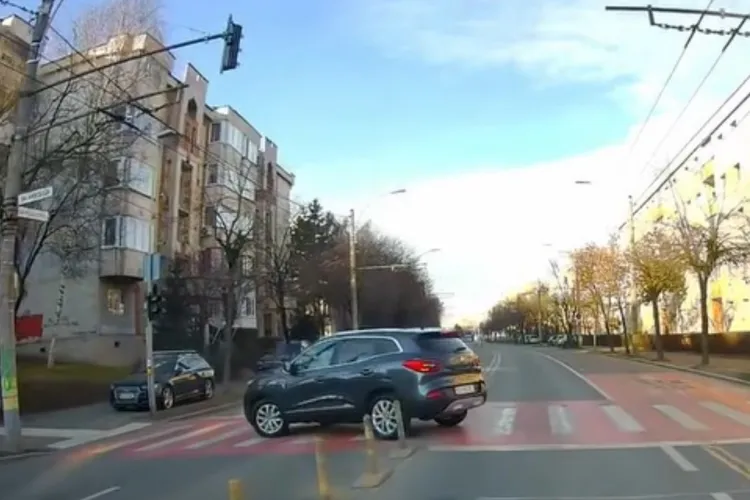 Nimic nu-l poate opri pe acest șofer clujean să vireze la stânga. Primăria a pus stâlpi după ce o femeie nevinovată a murit în același loc VIDEO