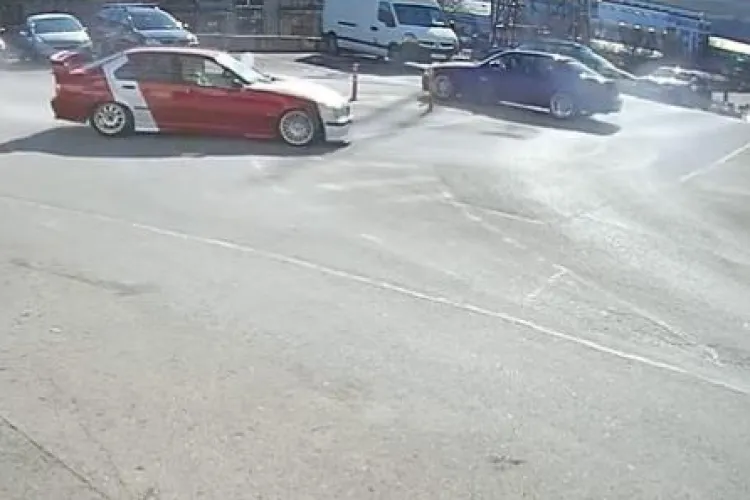Cei 2 șoferi teribiliști care au făcut drifturi într-o intersecție din Cluj au devenit pietoni! Unul a rămas și fără plăcuțe de înmatriculare - VIDEO