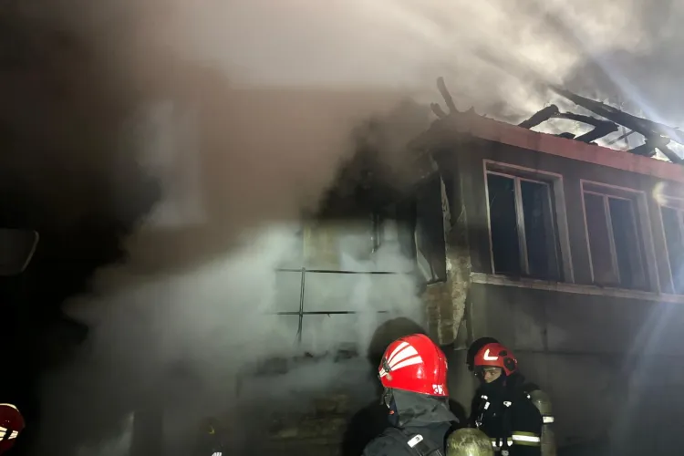 Incendiu devastator în Cluj! O casă a fost mistuită de flăcări în miezul nopții / Dezastrul ar fi pornit de la o țigară FOTO
