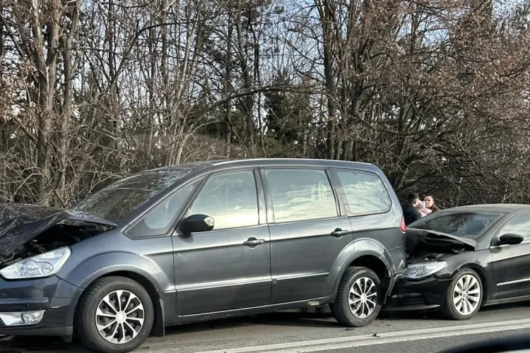 Accident rutier în Feleacu, Cluj! Trei mașini s-au lovit puternic. Un copil de trei luni, evaluat de medici - FOTO